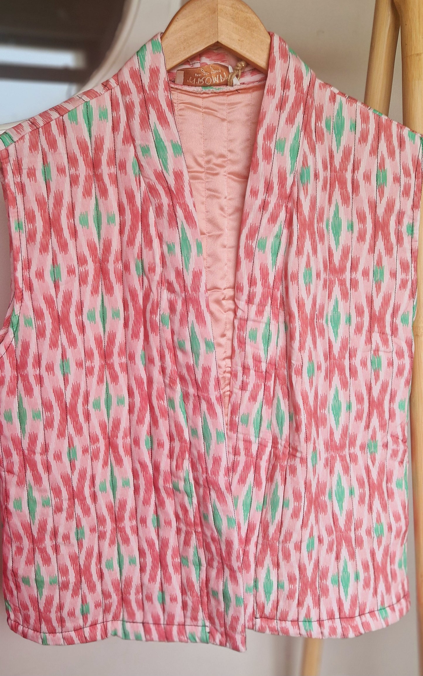 Light quilted gilet with pockets