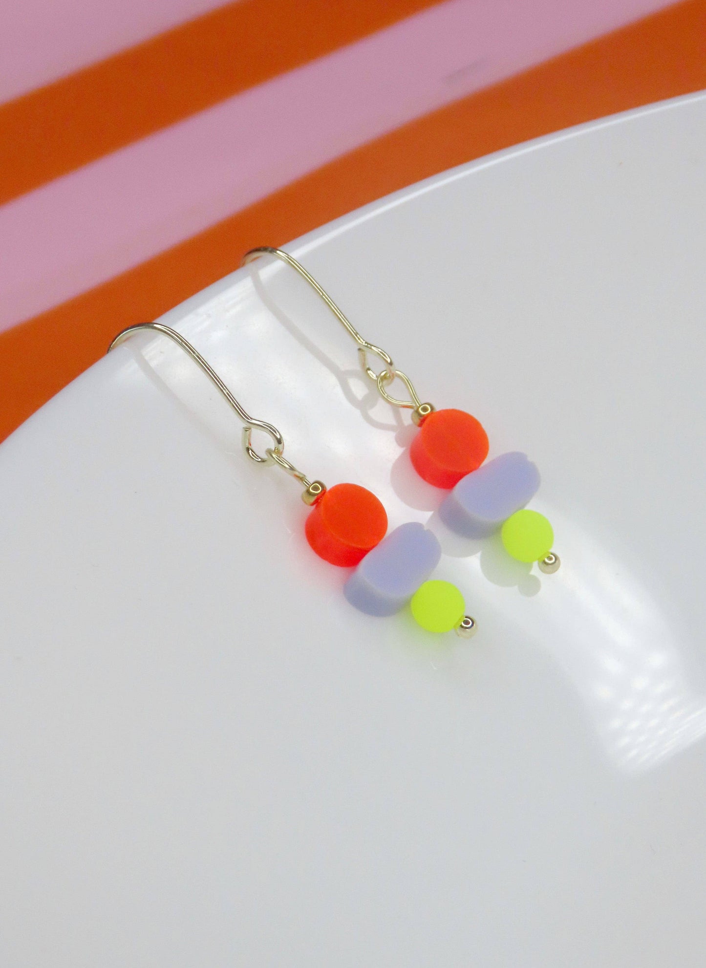 Colour Treats earrings neon with gold-filled elements.
